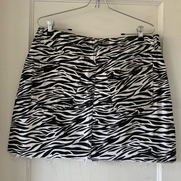 Black and white zebra print denim mini skirt - Picture 2 of 2